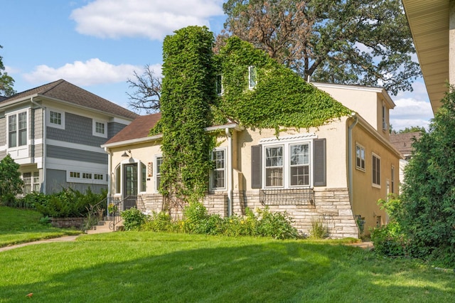 view of front of house featuring a front lawn