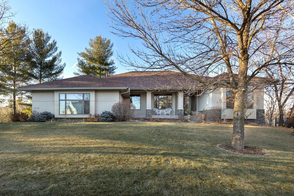 single story home featuring a front yard