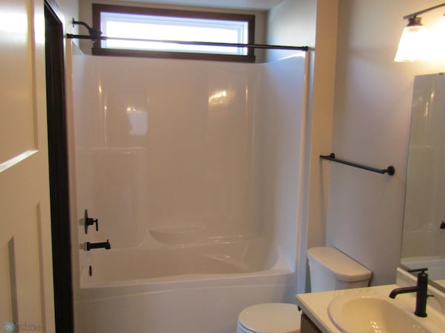 full bathroom featuring a wealth of natural light, vanity, shower / bathtub combination, and toilet