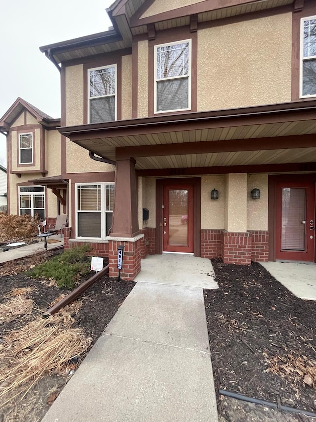 property entrance featuring a porch