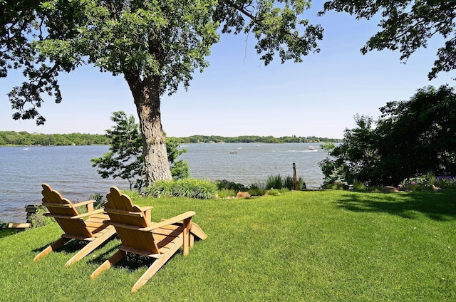 view of yard featuring a water view