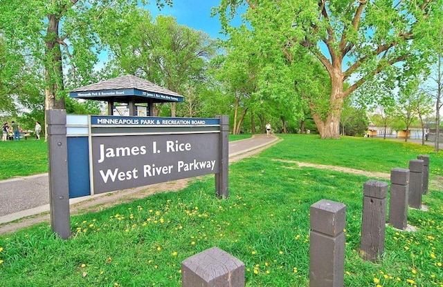 community sign featuring a yard