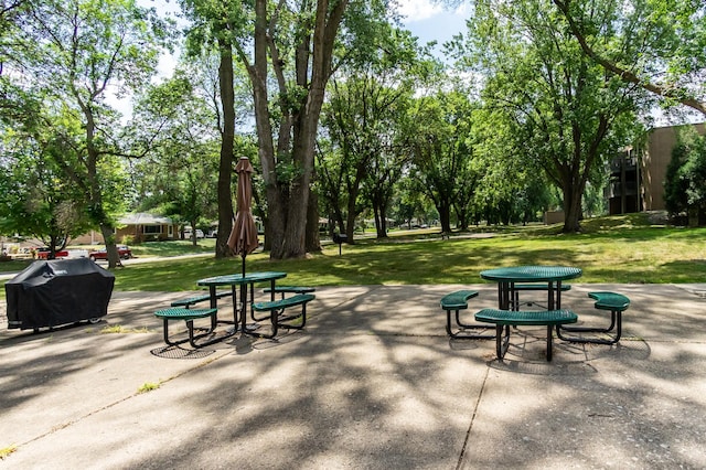 2800 Hamline Ave N Unit 150, Roseville, MN 55113 - view of home's community featuring a patio area and a lawn