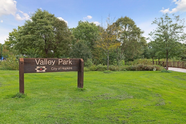 community sign with a lawn