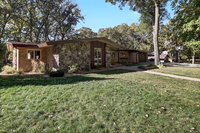 view of front of property featuring a front yard