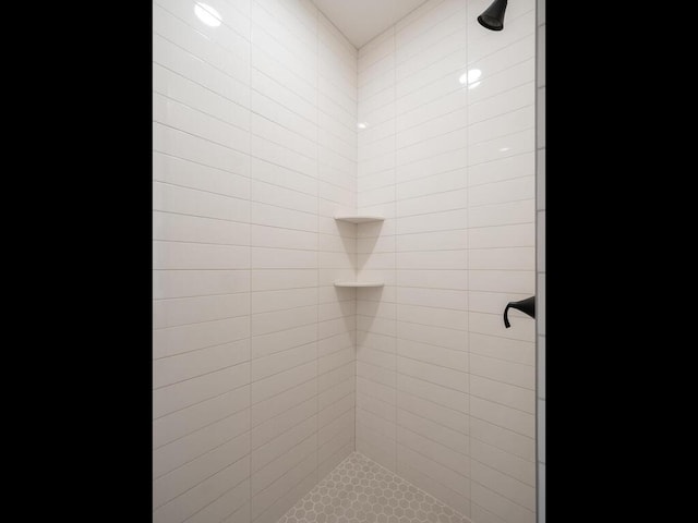 details featuring tiled shower