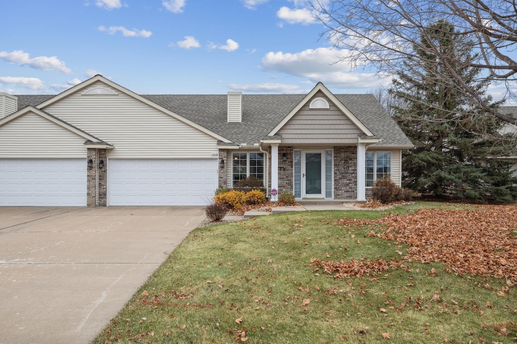 view of front facade featuring a garage and a front yard