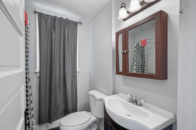 bathroom featuring a shower with curtain, vanity, and toilet