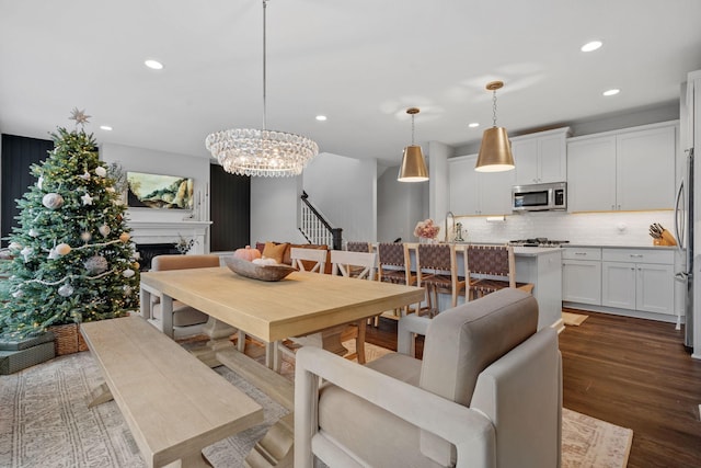 dining room featuring dark hardwood / wood-style floors, an inviting chandelier, and sink