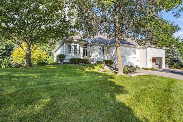 view of front of property with driveway and a front yard