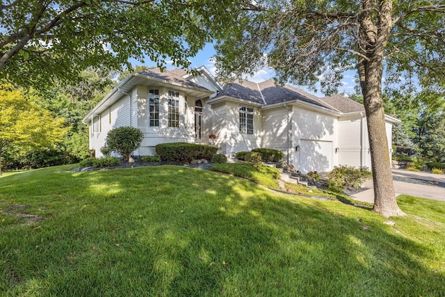 single story home with a front lawn