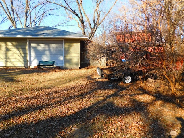 view of yard with a garage and an outdoor structure