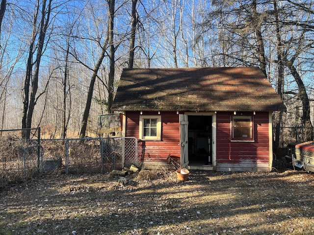 view of front of property featuring an outdoor structure