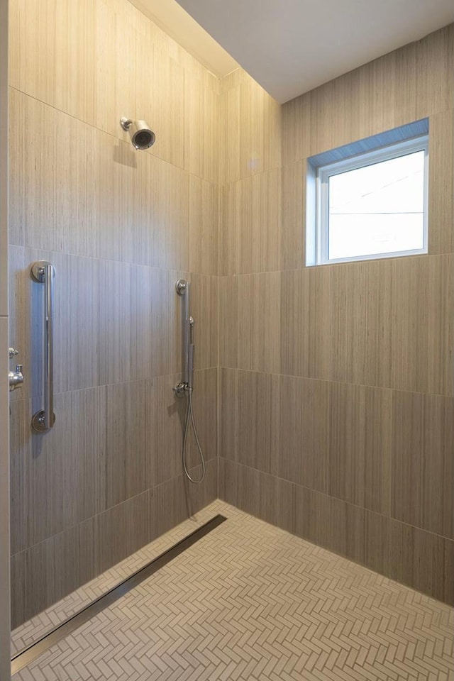 full bathroom featuring a tile shower