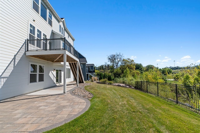 view of yard featuring a patio