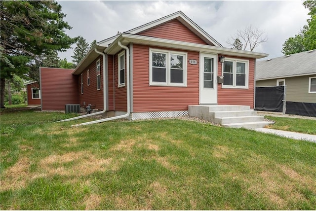 view of front facade featuring central AC and a front yard