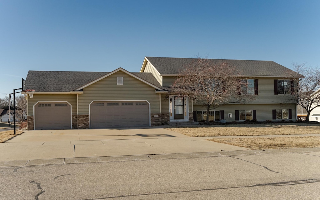 view of front facade featuring a garage