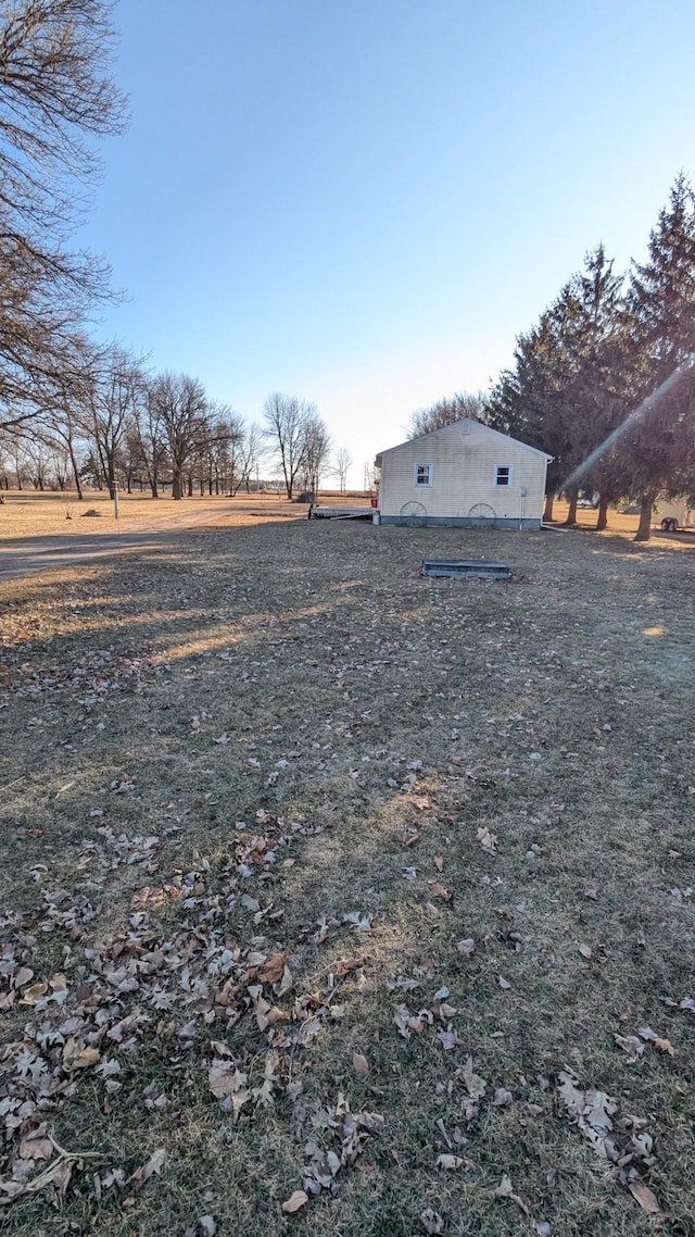 view of yard featuring a rural view