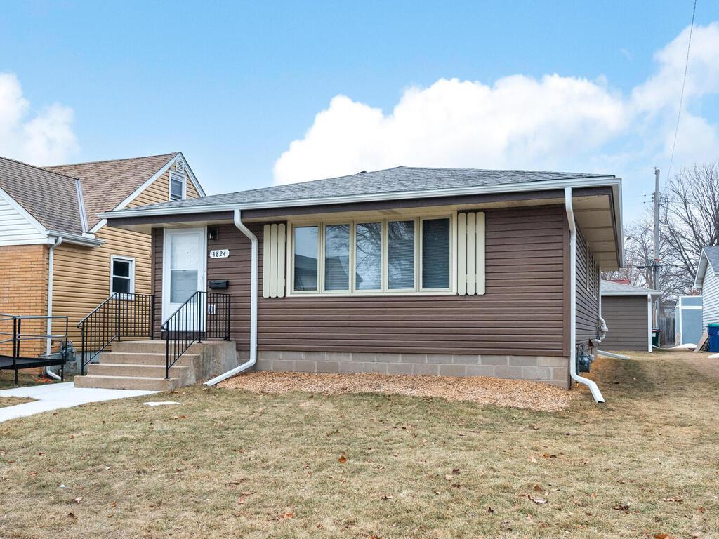 view of front of property with a front lawn