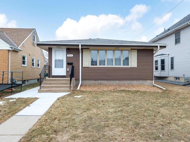 view of front facade with a front yard