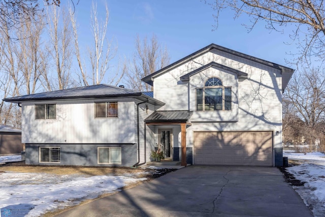 view of front facade featuring a garage