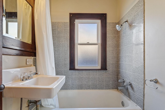 bathroom featuring sink and tiled shower / bath