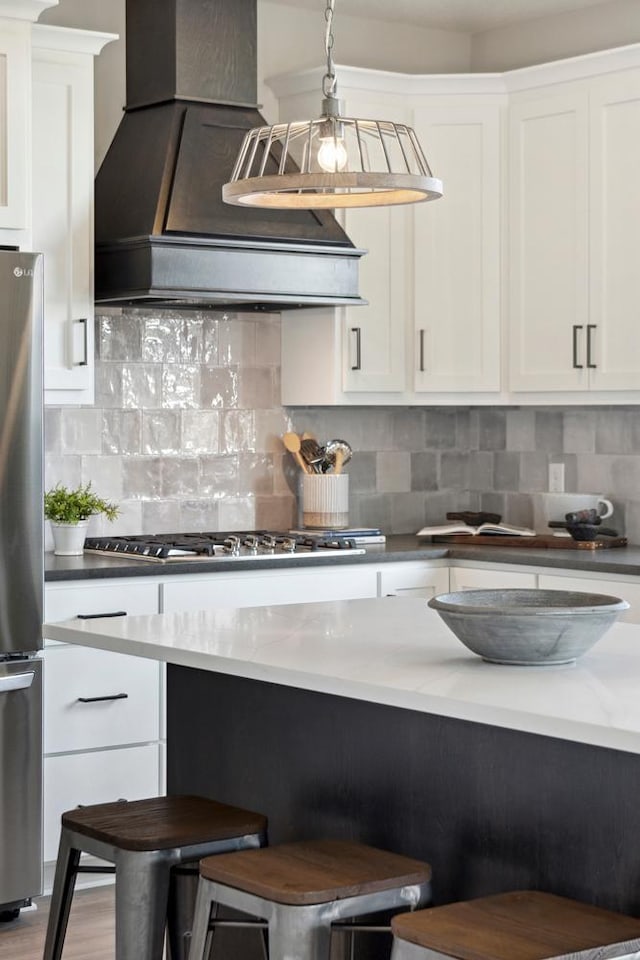 kitchen with a breakfast bar and decorative backsplash