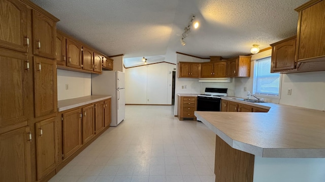 kitchen with kitchen peninsula, a textured ceiling, sink, range, and white fridge