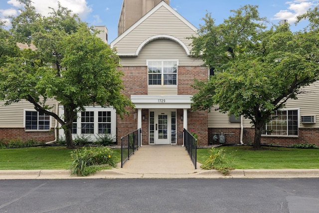 view of front of house featuring a front lawn