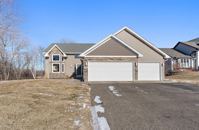 view of front facade featuring a garage and a front yard