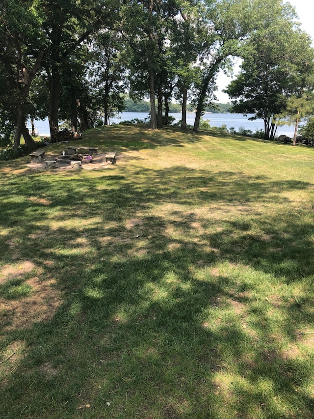 view of yard featuring a water view