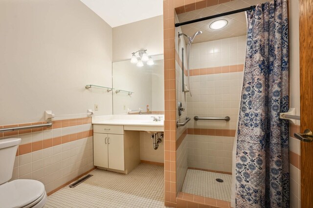 451 Everett St N, Stillwater, MN 55082 - bathroom with toilet, a stall shower, and tile walls