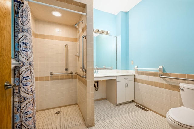 451 Everett St N, Stillwater, MN 55082 - full bath featuring toilet, a tile shower, tile patterned floors, vanity, and tile walls
