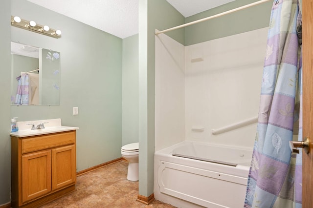 451 Everett St N, Stillwater, MN 55082 - full bath with vanity, toilet, shower / tub combo with curtain, and baseboards