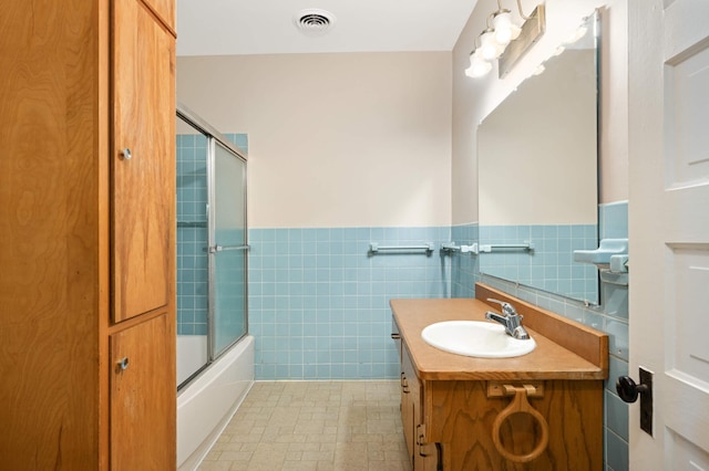451 Everett St N, Stillwater, MN 55082 - full bathroom featuring tile walls, wainscoting, vanity, and enclosed tub / shower combo