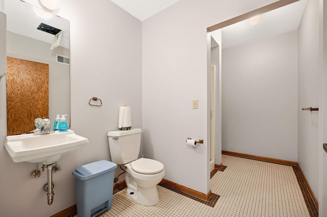 451 Everett St N, Stillwater, MN 55082 - bathroom with toilet, baseboards, and a sink