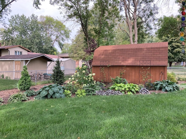 view of yard featuring a storage shed