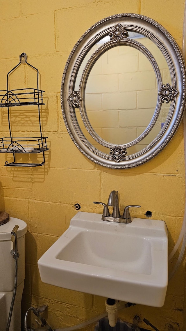 bathroom featuring sink