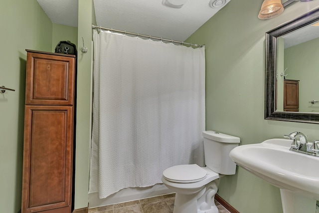 full bathroom featuring toilet, sink, and shower / bath combo