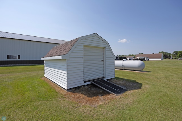 view of outdoor structure featuring a yard