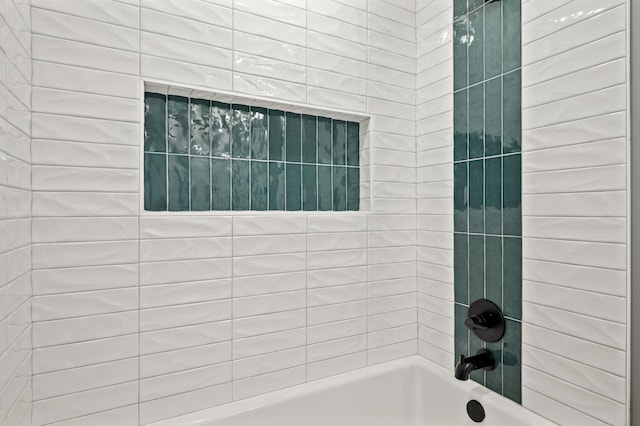 bathroom featuring tiled shower / bath