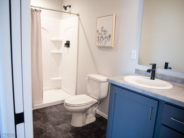 bathroom with a shower with shower curtain, vanity, and toilet