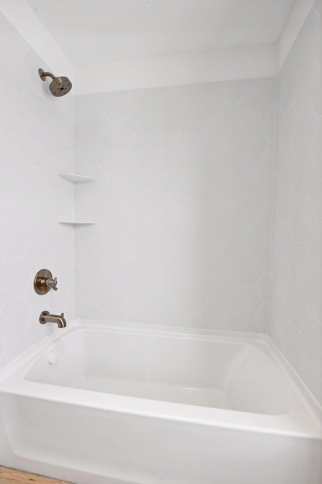 bathroom featuring tiled shower / bath combo