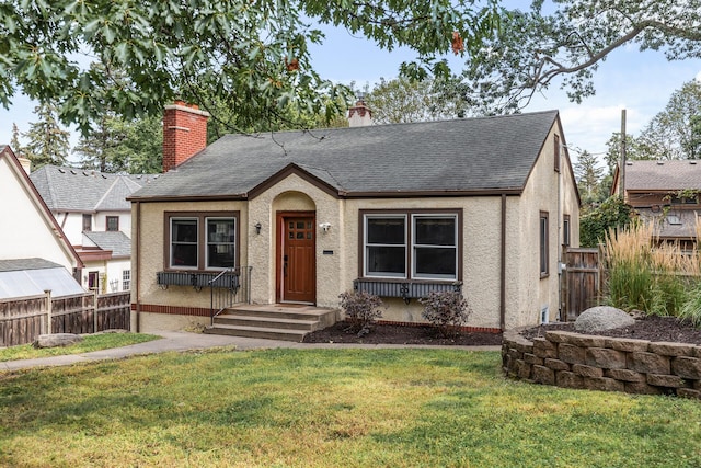 view of front facade featuring a front lawn