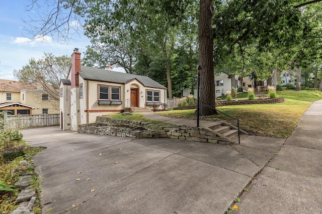 view of front of property with a front lawn