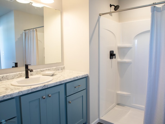 bathroom featuring a shower with shower curtain and vanity