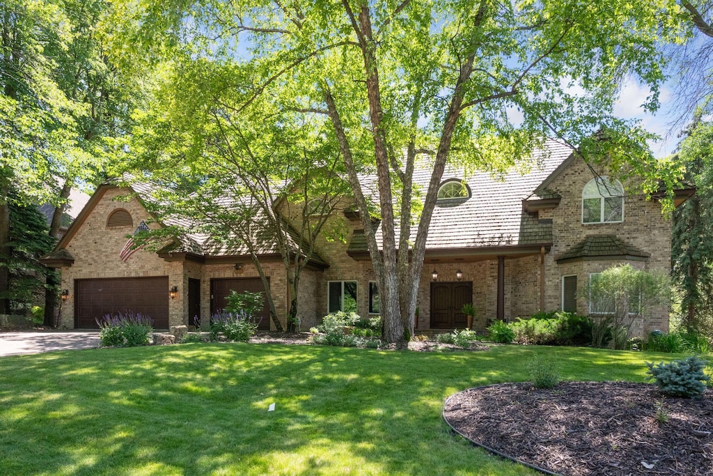 view of front of house featuring a front yard