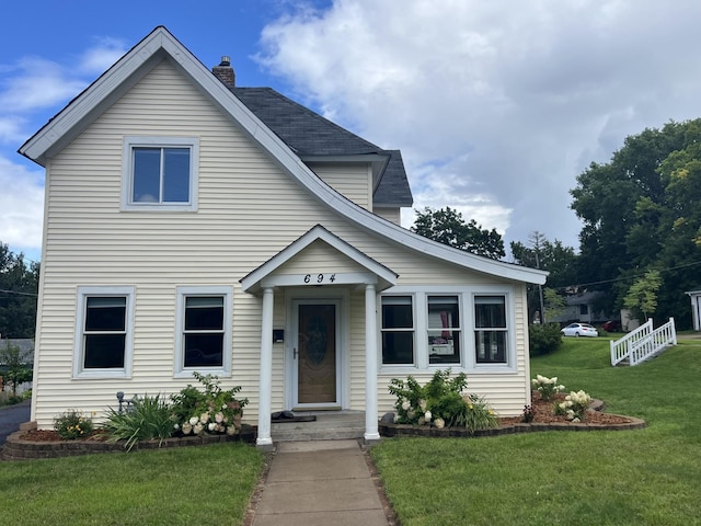 view of front of property featuring a front lawn