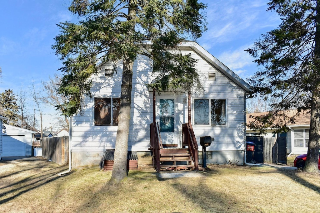 view of front facade with a front yard