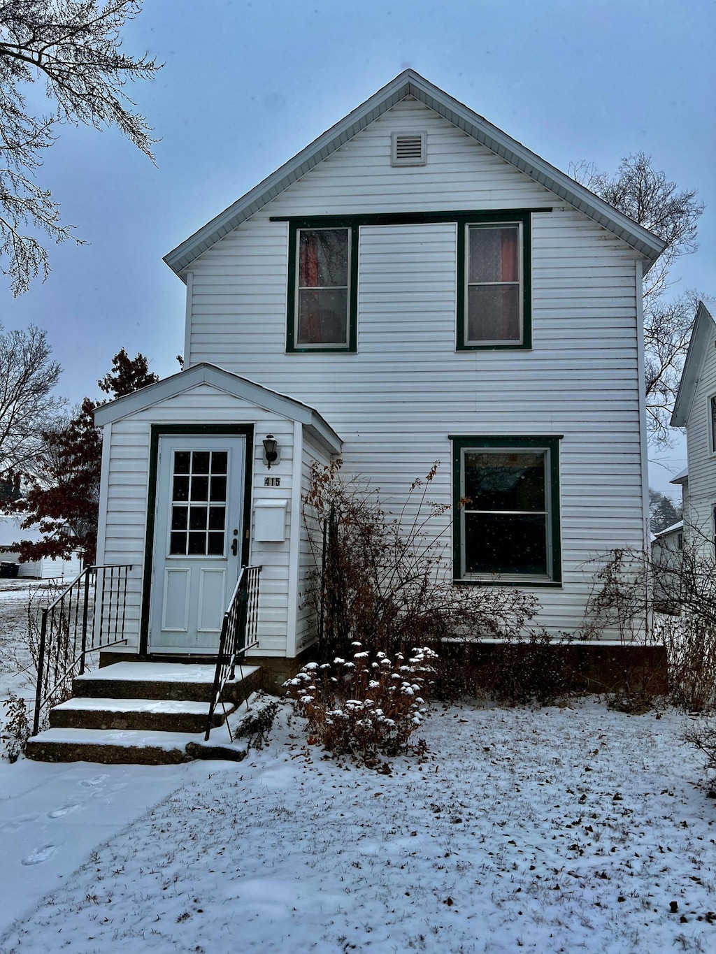 view of front facade